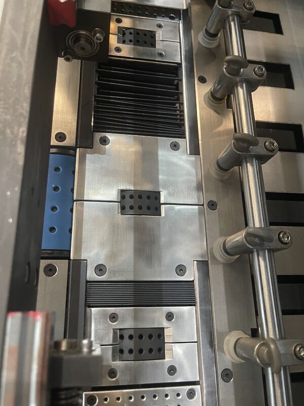 3D-золотообразование Автоматическая горячая пленка штамповки для полного спектра упаковочной бумаги, цветные штамповки